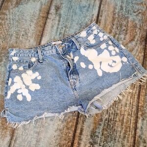 Forever 21 Blue/White Distressed Jean Shorts. Excellent Condition Size 31